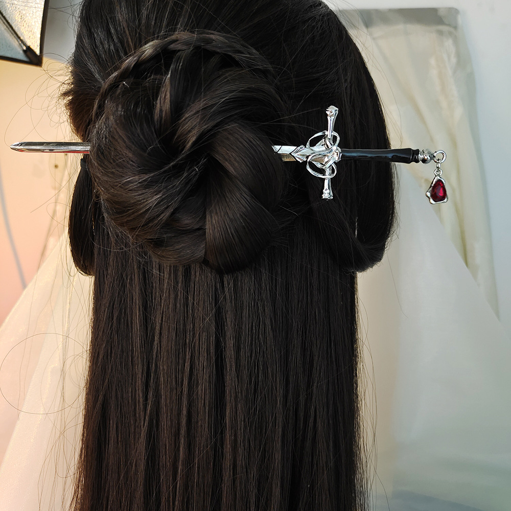 Cosplay Prop Dagger - 中国の剣の形をしたヘアスティックヴィンテージメタルヘアピンチョップスティックエレガントな漢服アクセサリー古代コスプレ装飾ヘアバンジュエリー
